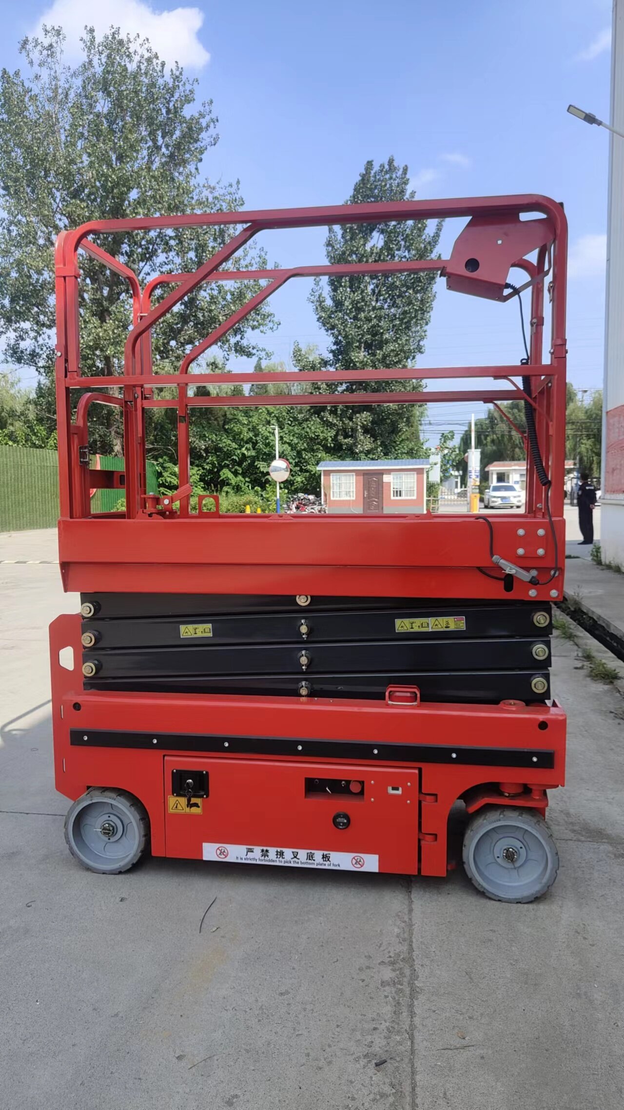 Mini Self-propelled Scissor Lift - TATA Lift